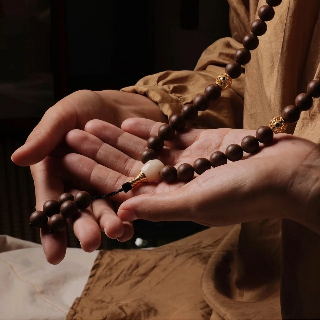 The “Temperature of Time” in Bracelets: Slow Craftsmanship and Philosophical Meaning Behind Each Bead